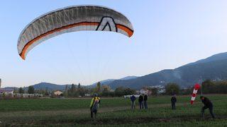 Yamaç paraşütüyle mesafelere meydan okuyorlar
