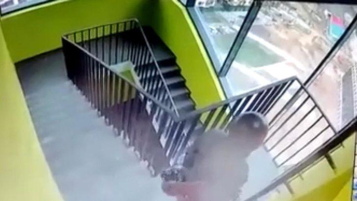 Rusya'da korkunç ölüm! Tek elle merdiven tırmanan dağcı aşağı uçtu   G4