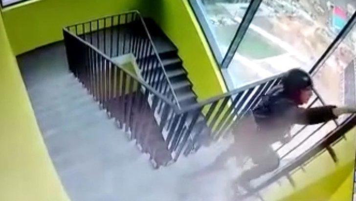 Rusya'da korkunç ölüm! Tek elle merdiven tırmanan dağcı aşağı uçtu   G2