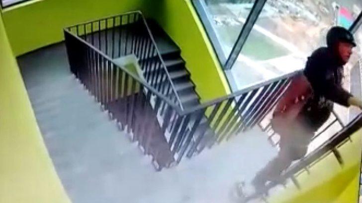 Rusya'da korkunç ölüm! Tek elle merdiven tırmanan dağcı aşağı uçtu   G1