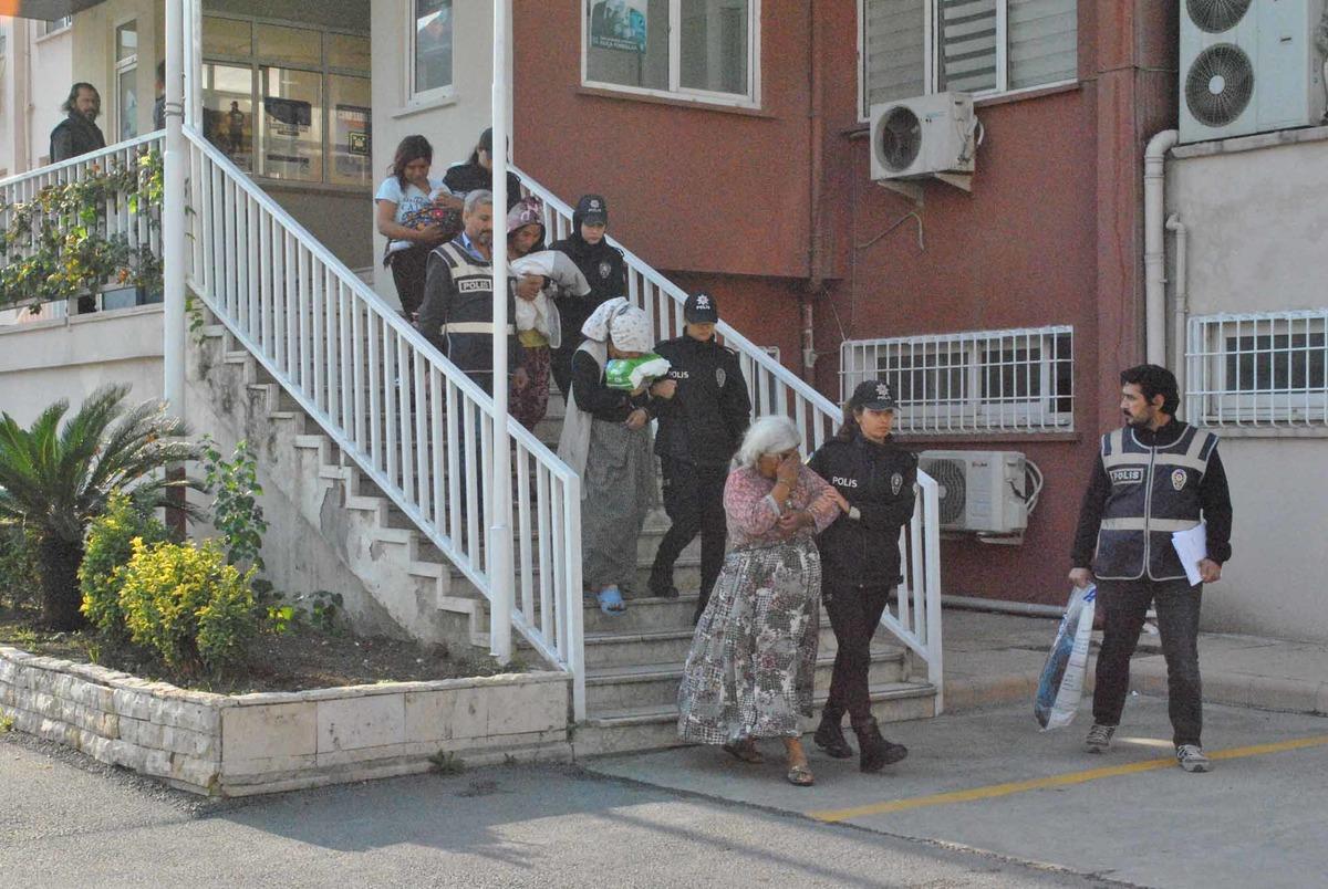 Kara &ccedil;arşaf giyip gelmişlerdi! 8 yaşındaki &ccedil;ocuk ele verdi