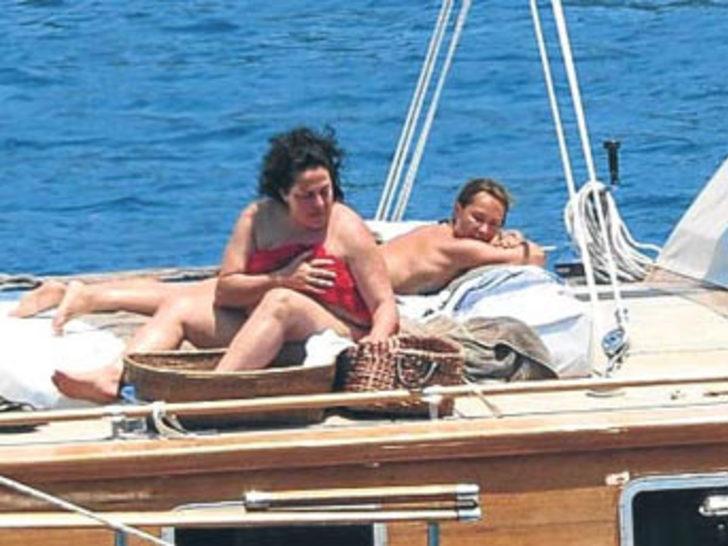 Avşar üstsüz güneşlenirken G4