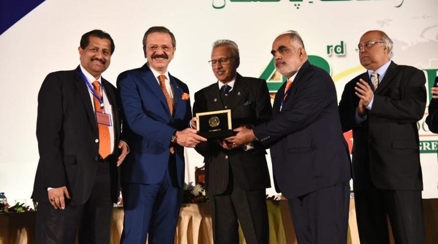 Pakistan Devlet Başkanı Arif Alvi’den Hisarcıklıoğlu’na ödül