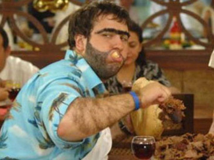 Avşar üstsüz güneşlenirken G2