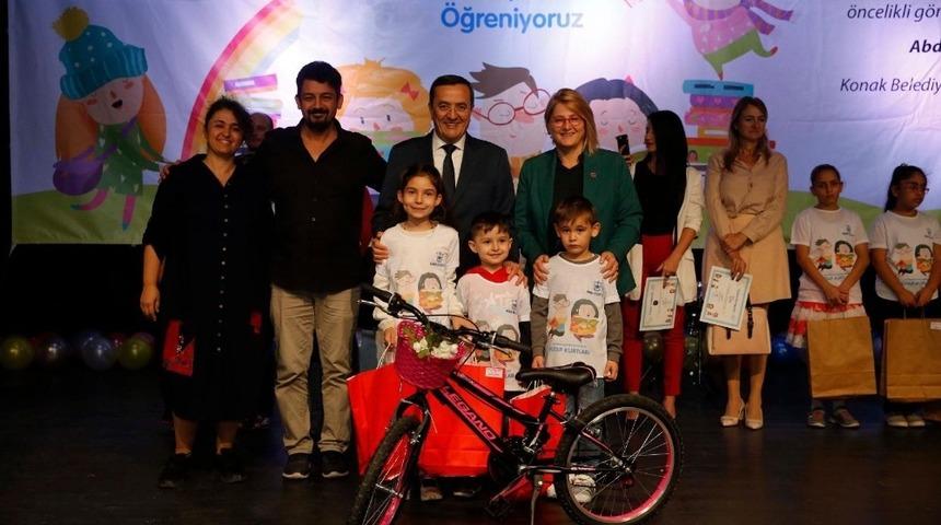 Konak&rsquo;ın kitap kurtları &ouml;d&uuml;llerini aldı