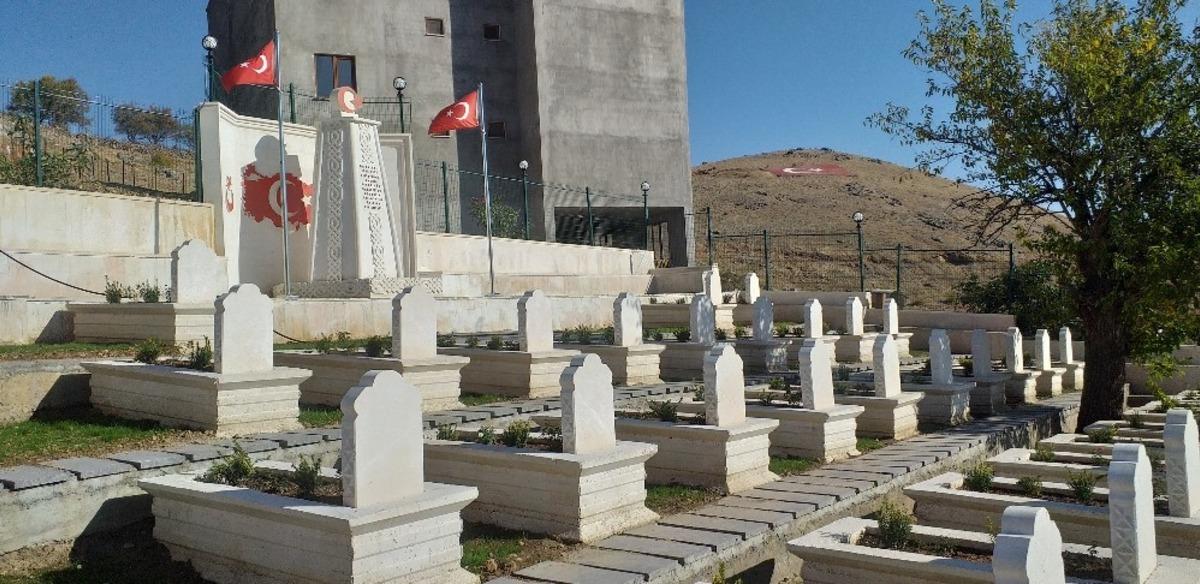Kozluk&rsquo;ta 84 yıllık şehitlik onarılarak ziyarete a&ccedil;ıldı