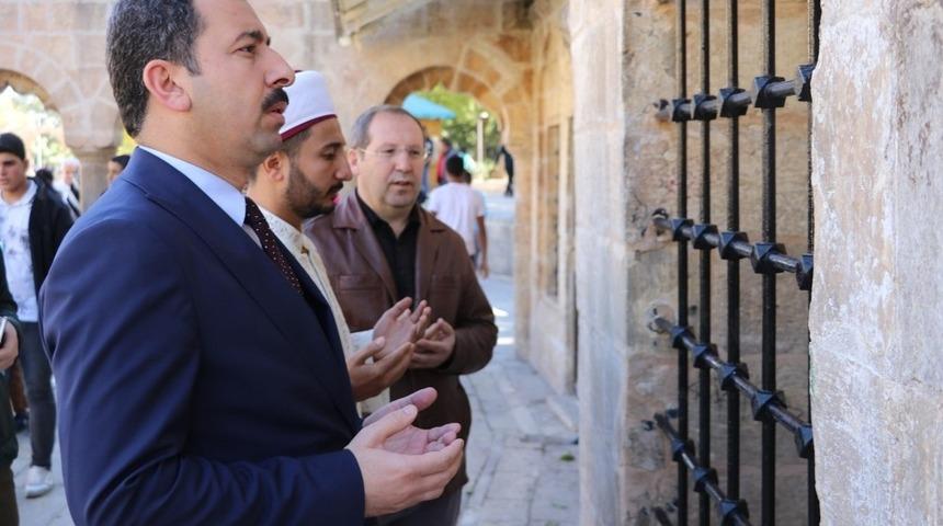 Baydilli Şazeli Ali Dede&rsquo;nin kabrini ziyaret etti