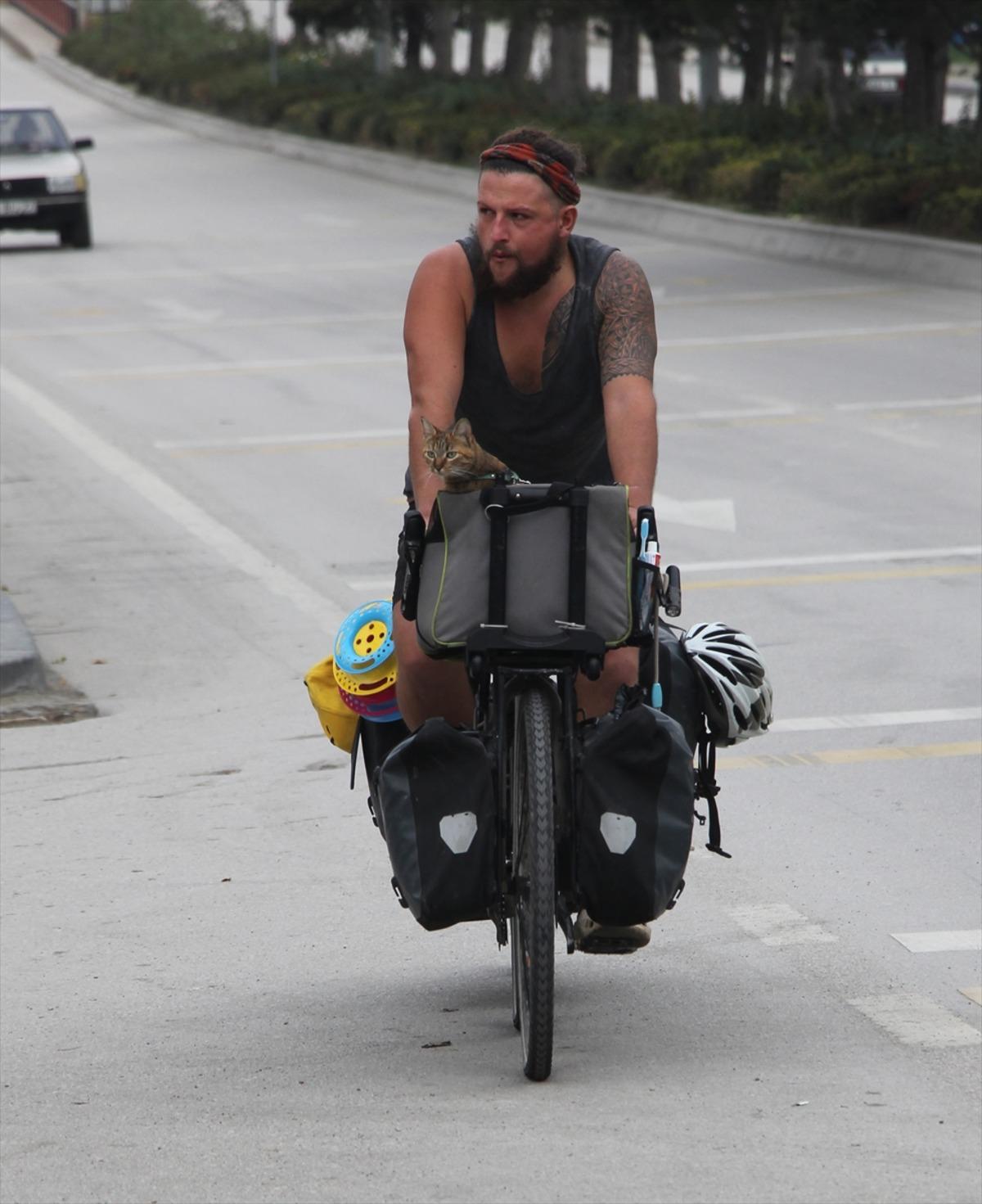 Kedisiyle birlikte İsko&ccedil;ya'dan Tayland'a bisikletle yolculuk