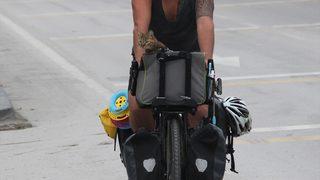 Kedisiyle birlikte İskoçya'dan Tayland'a bisikletle yolculuk