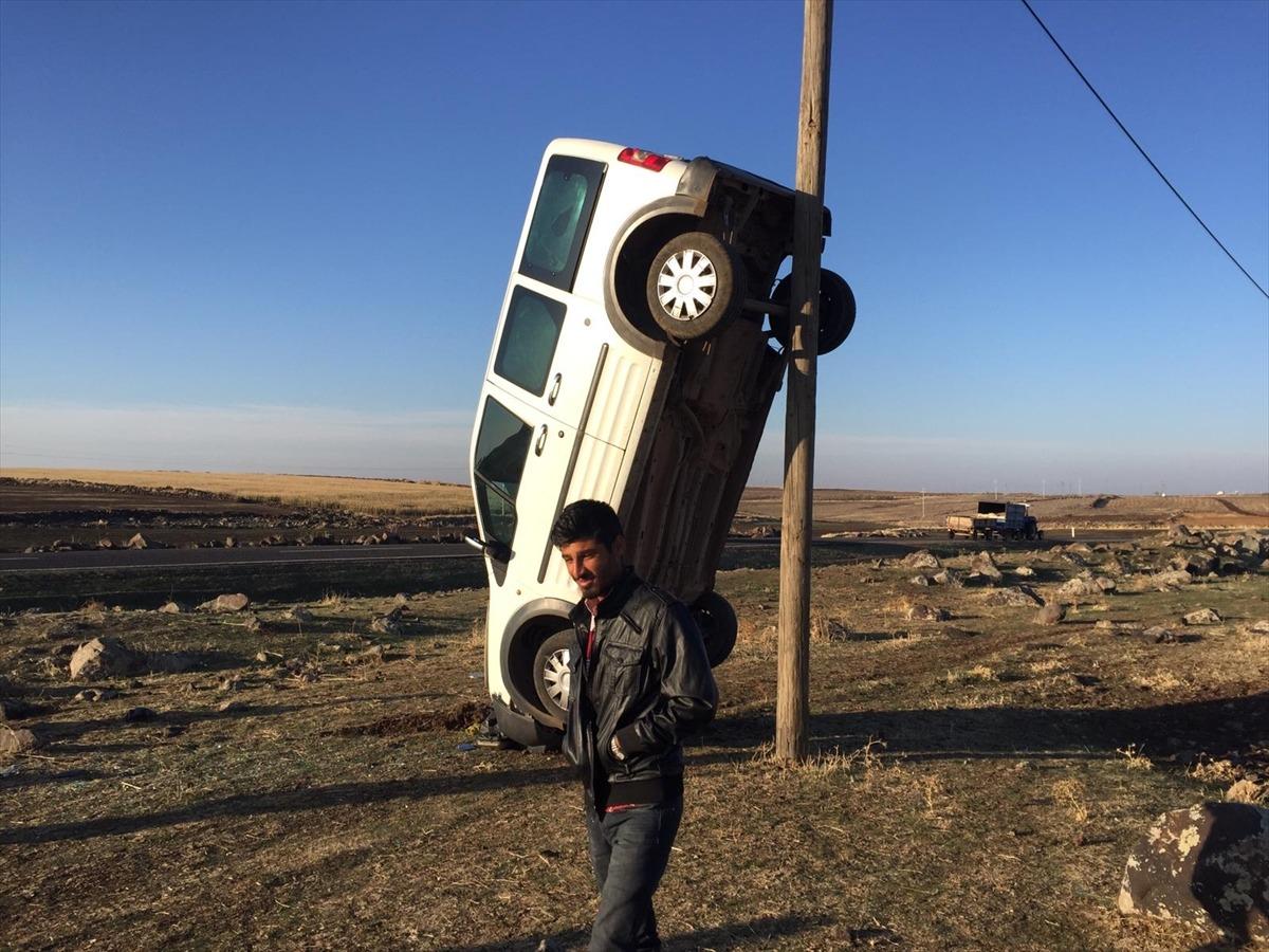 Şanlıurfa&rsquo;da takla atan hafif ticari ara&ccedil; direğe &ccedil;arpıp dik durdu