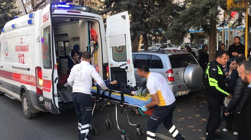 Ankara'da topun peşinden caddeye &ccedil;ıkan &ccedil;ocuğa otomobil &ccedil;arptı