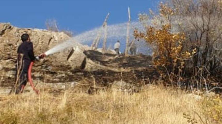 Hakkari Kırıkdağ mezarlığında yangın &ccedil;ıktı