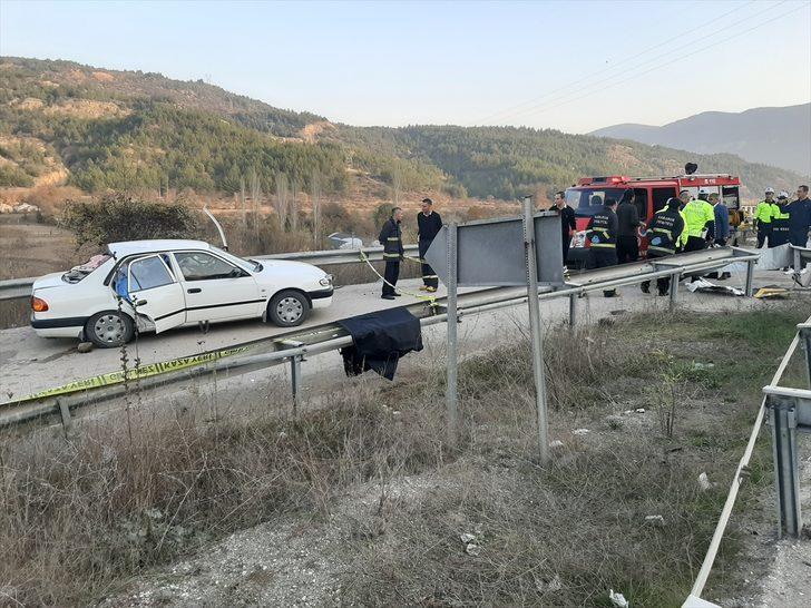 Karabük'te otomobil bariyere çarptı: 3 ölü, 2 yaralı G2
