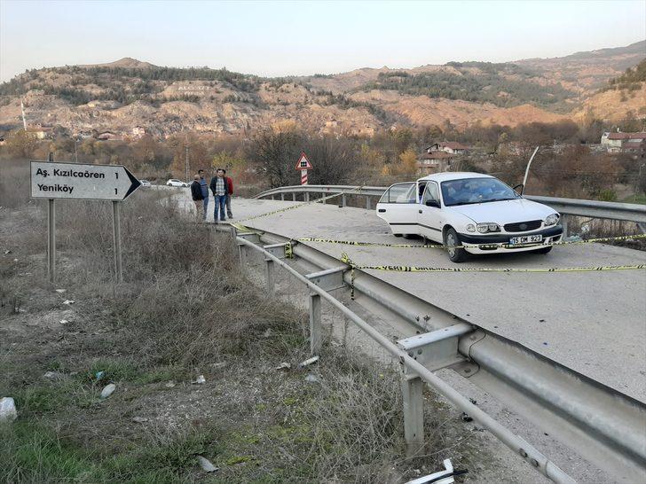 Karabük'te otomobil bariyere çarptı: 3 ölü, 2 yaralı G4