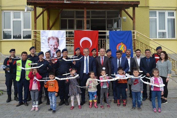 Jandarma öğrencilere model uçak hediye etti G1