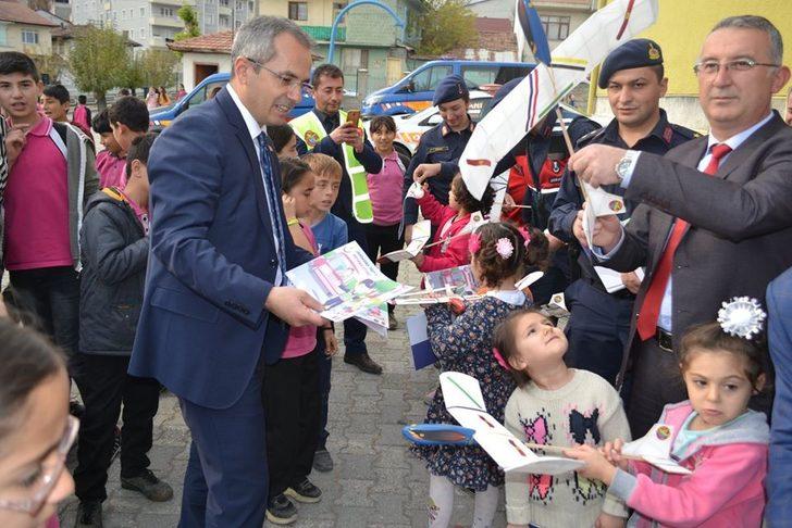 Jandarma öğrencilere model uçak hediye etti G2