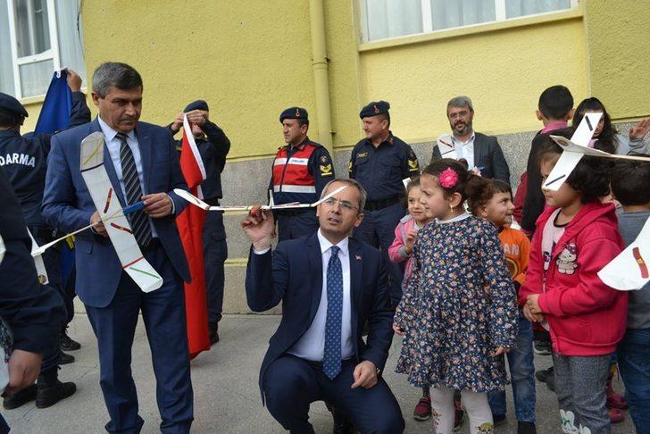 Jandarma öğrencilere model uçak hediye etti G3