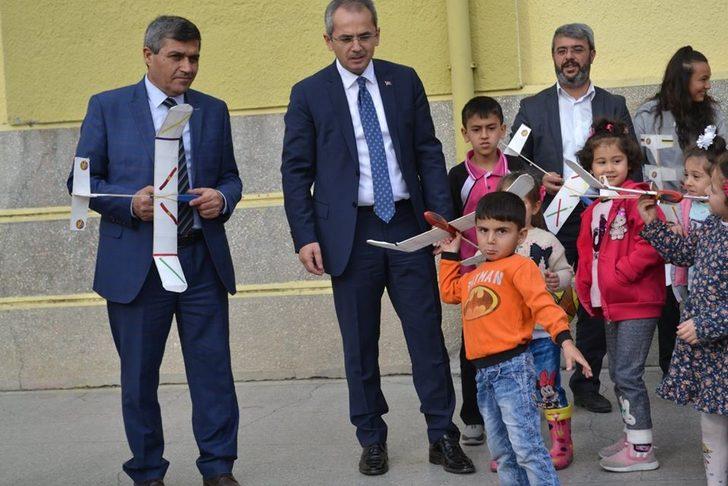 Jandarma öğrencilere model uçak hediye etti G4