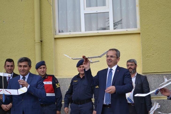 Jandarma öğrencilere model uçak hediye etti G5