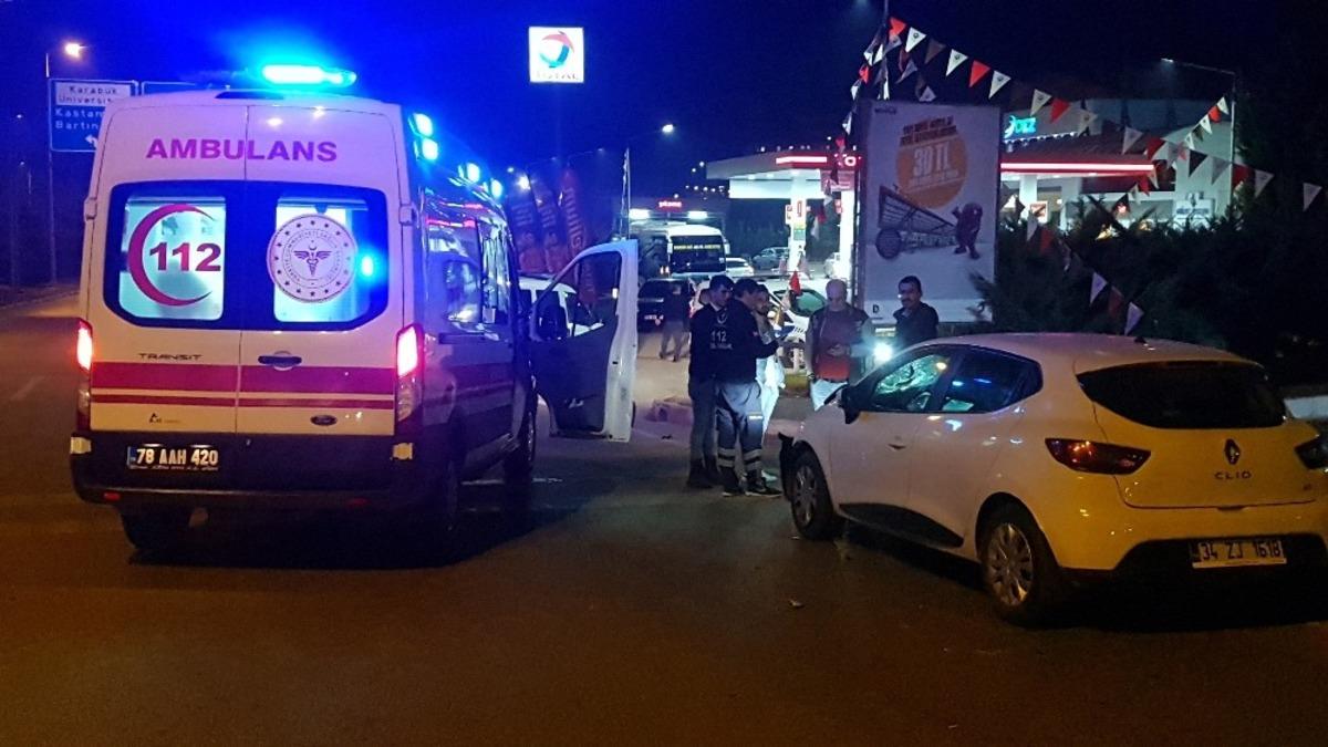 Yolun karşısına ge&ccedil;en kadına otomobil &ccedil;arptı