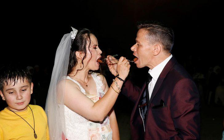 Davetliler şaşkına döndü! Pasta yerine çiğ köfte kestiler! G2