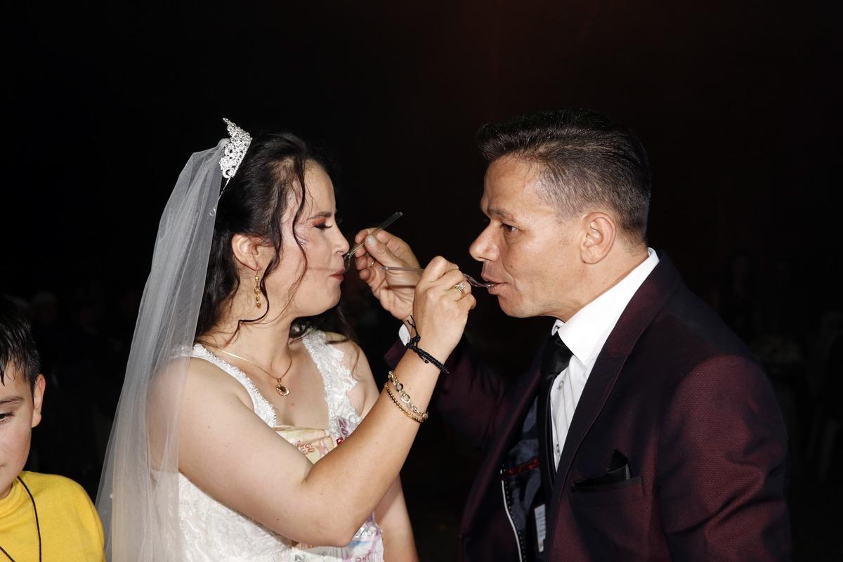 Davetliler şaşkına d&ouml;nd&uuml;! Pasta yerine &ccedil;iğ k&ouml;fte kestiler!