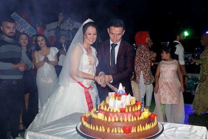 Davetliler şaşkına döndü! Pasta yerine çiğ köfte kestiler! G1