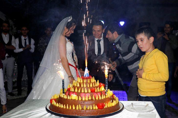 Davetliler şaşkına döndü! Pasta yerine çiğ köfte kestiler! G3