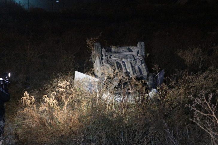 Başkent’te virajı alamayan otomobil boş araziye uçtu: 4 yaralı G2