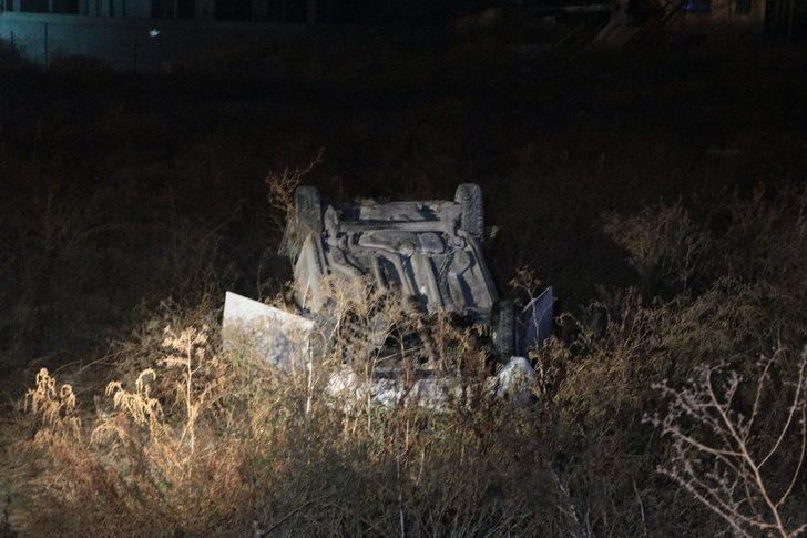 Başkent’te virajı alamayan otomobil boş araziye uçtu: 4 yaralı G3