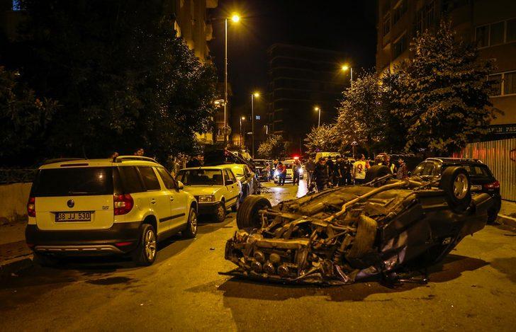İstanbul'da polisten kaçan otomobil ortalığı savaş alanına çevirdi! Tam 6 aracı biçti! G2