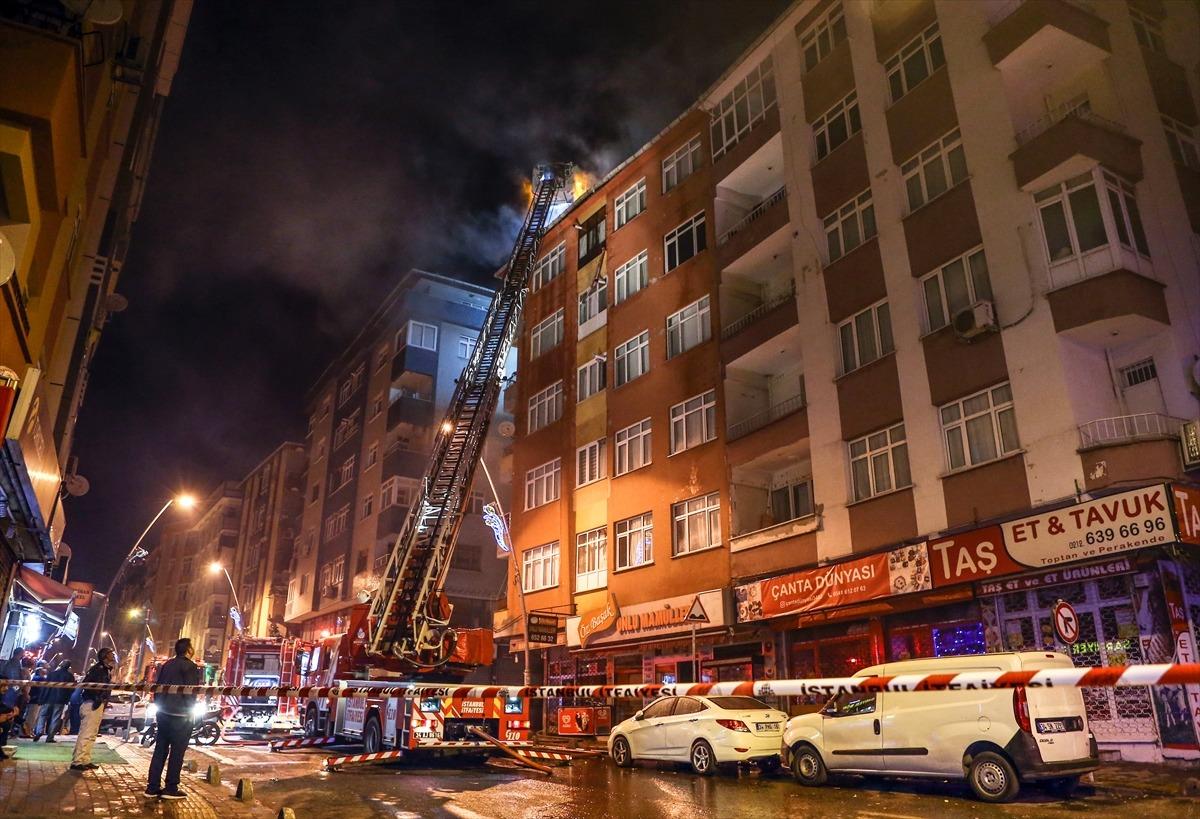 İstanbul'da yangın paniği! Vatandaşlar korku dolu g&ouml;zlerle izledi!