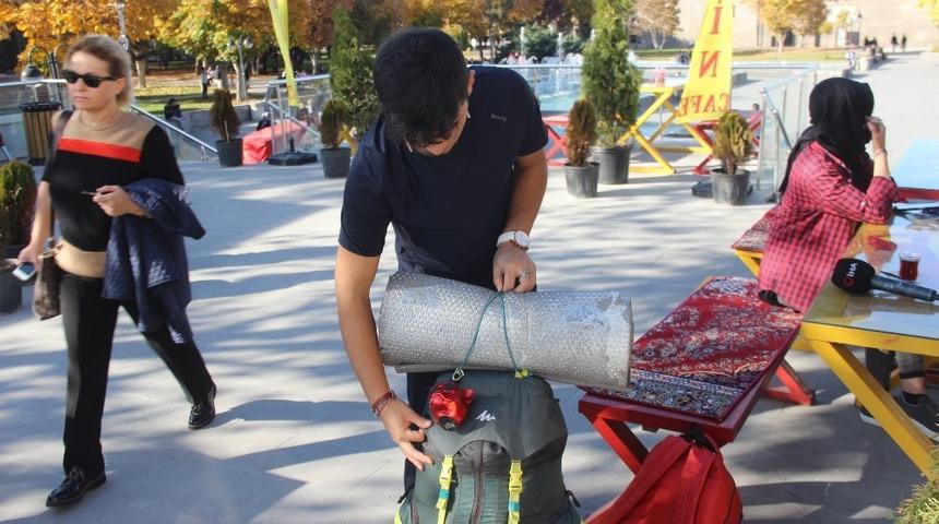 Otostopla T&uuml;rkiye&rsquo;den sonra d&uuml;nyayı gezecek