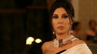 Nebahat Çehre derin göğüs dekolteli elbisesiyle beğeni topladı