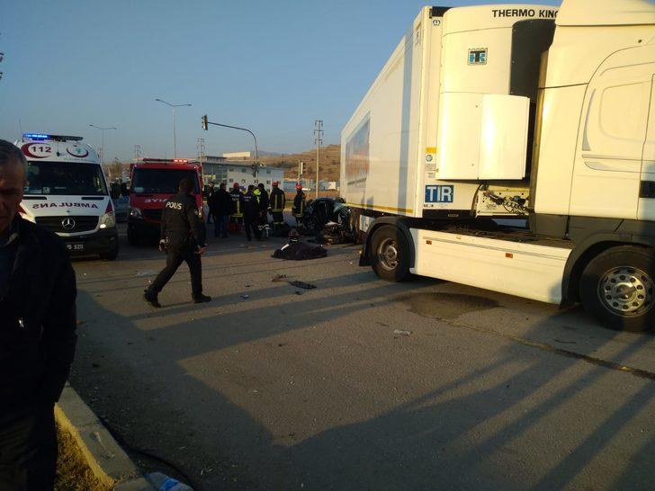 Çorum'da otomobil, TIR'ın altına girdi: 3 ölü, 1 yaralı G1