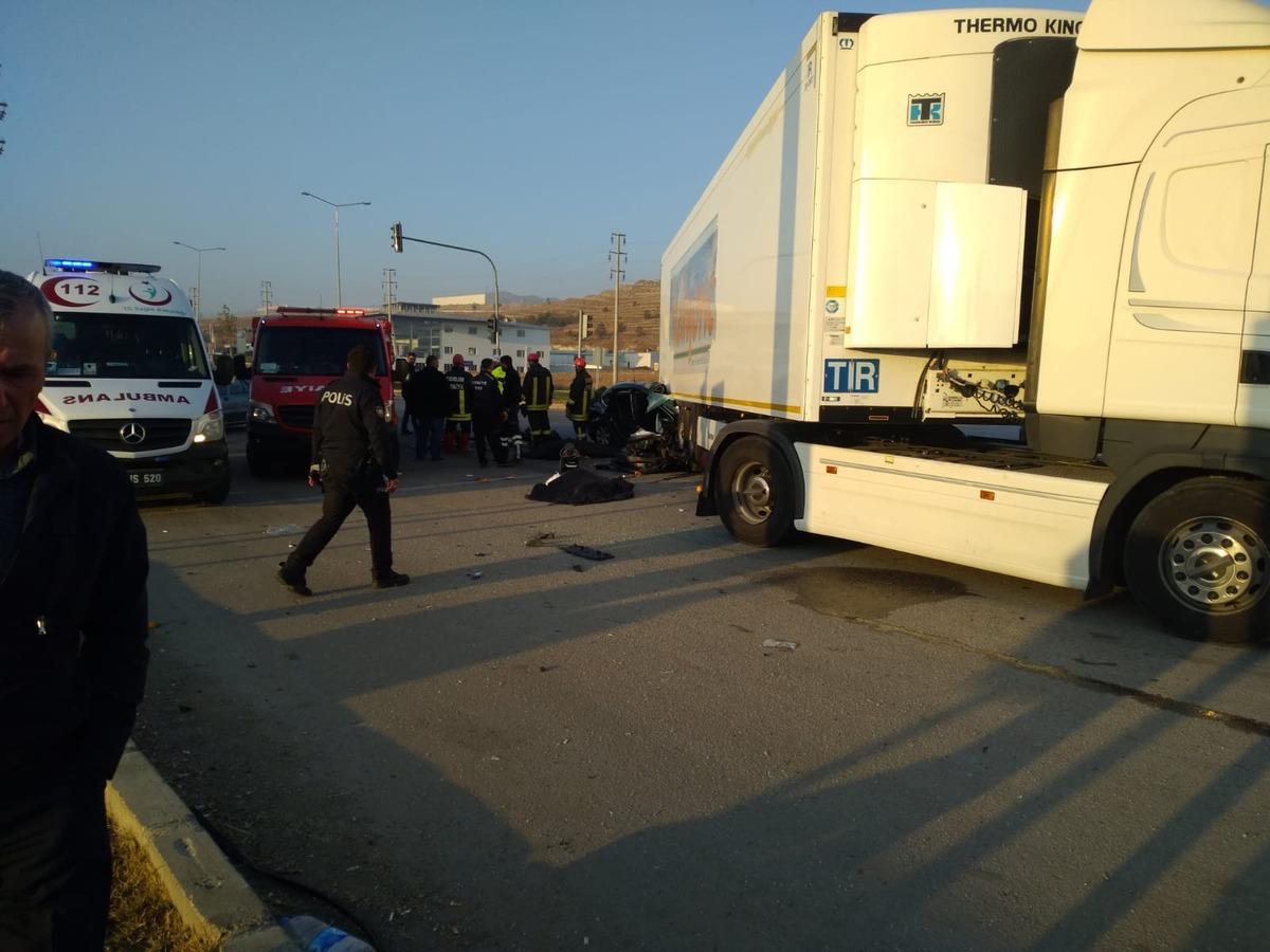 &Ccedil;orum'da otomobil, TIR'ın altına girdi: 3 &ouml;l&uuml;, 1 yaralı