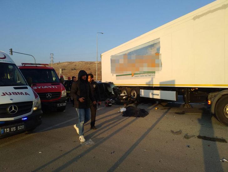 Çorum'da otomobil, TIR'ın altına girdi: 3 ölü, 1 yaralı G2