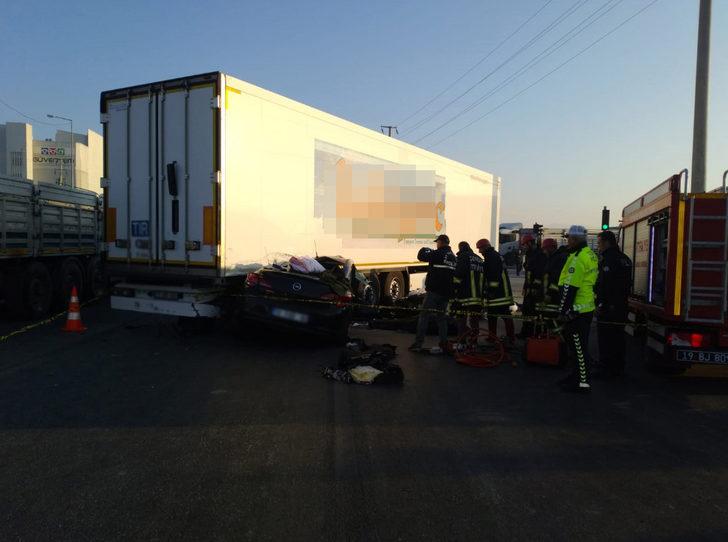 Çorum'da otomobil, TIR'ın altına girdi: 3 ölü, 1 yaralı G3