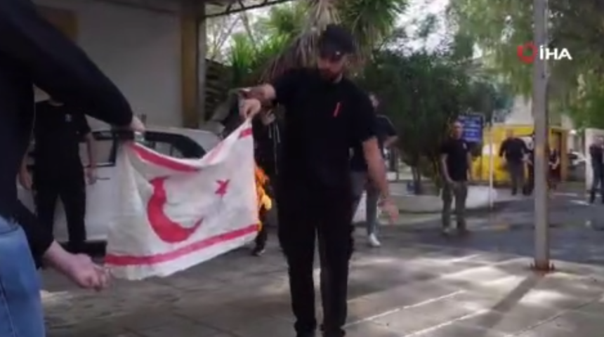 KKTC Başbakanı Tatar'dan Rumlara 'bayrak' tepkisi!