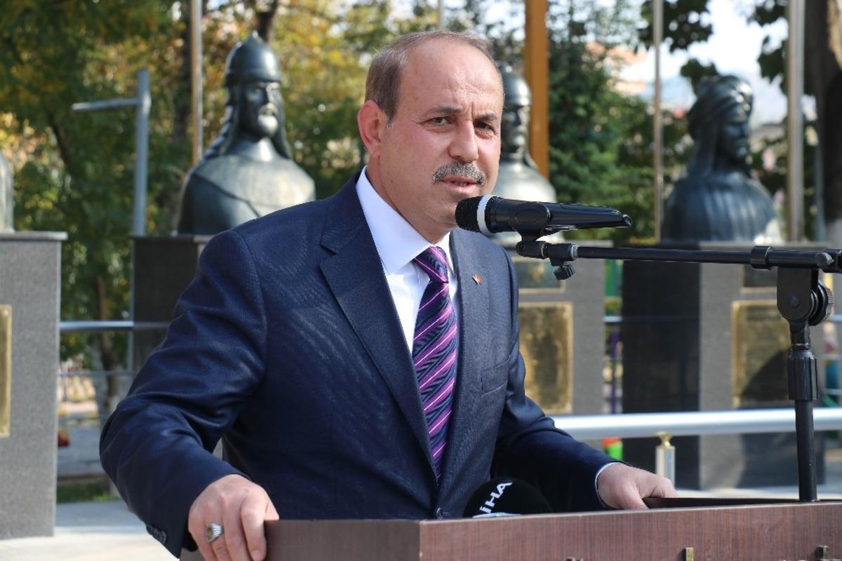 Oğuzeli&rsquo;nde Nar taneleme ile sıkma tesisi a&ccedil;ıldı