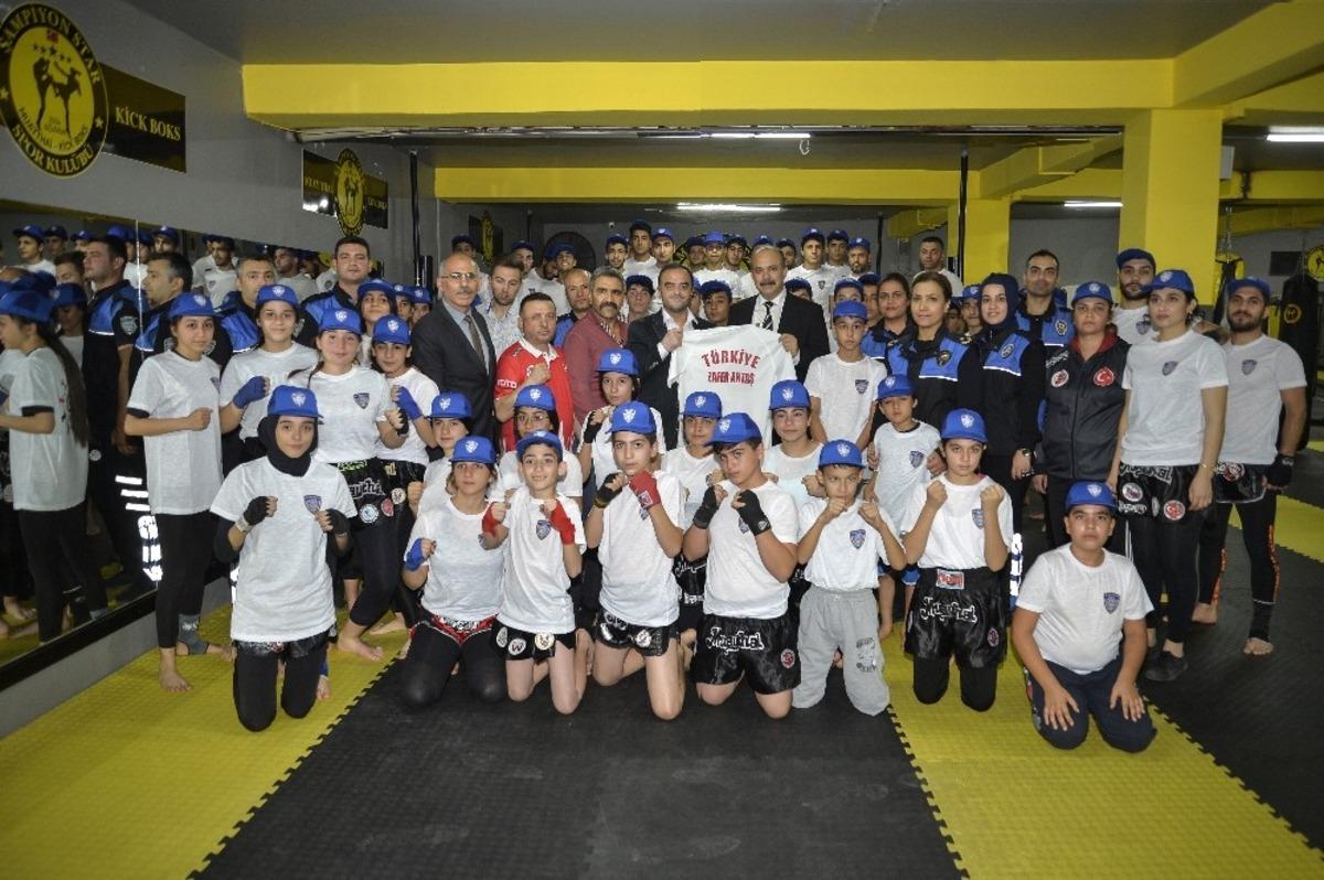 &Ccedil;ocuklar su&ccedil;tan muay thai ile uzaklaştı
