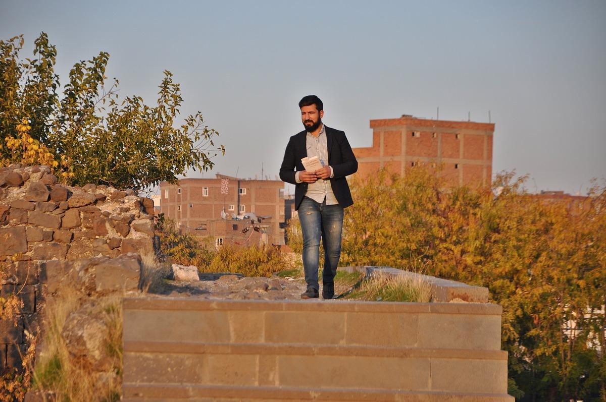 Bor&ccedil;la bastırdığı romanını sokak sokak dolaşarak satıyor!