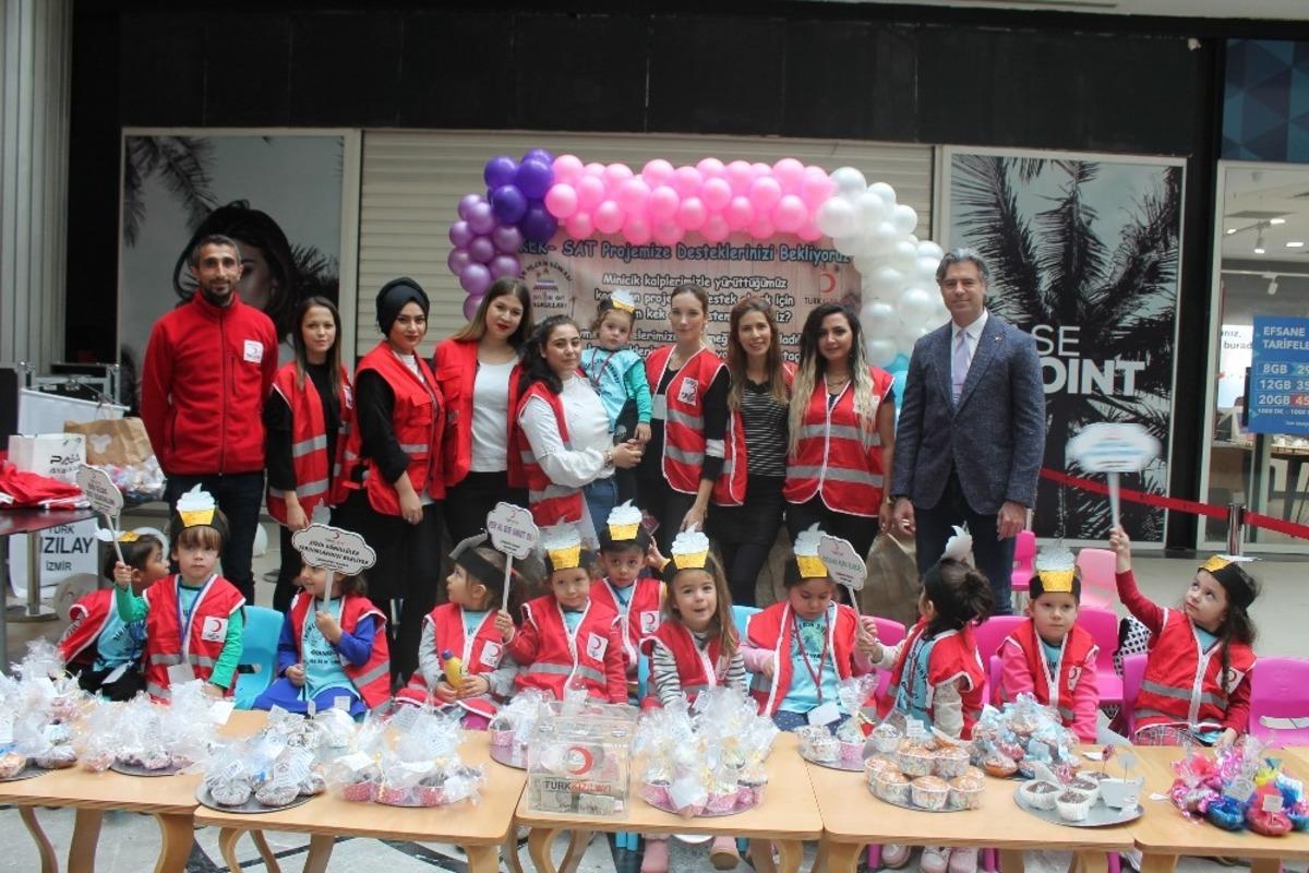 Anneleriyle kek hazırlayıp satan miniklerden Kızılay&rsquo;a destek