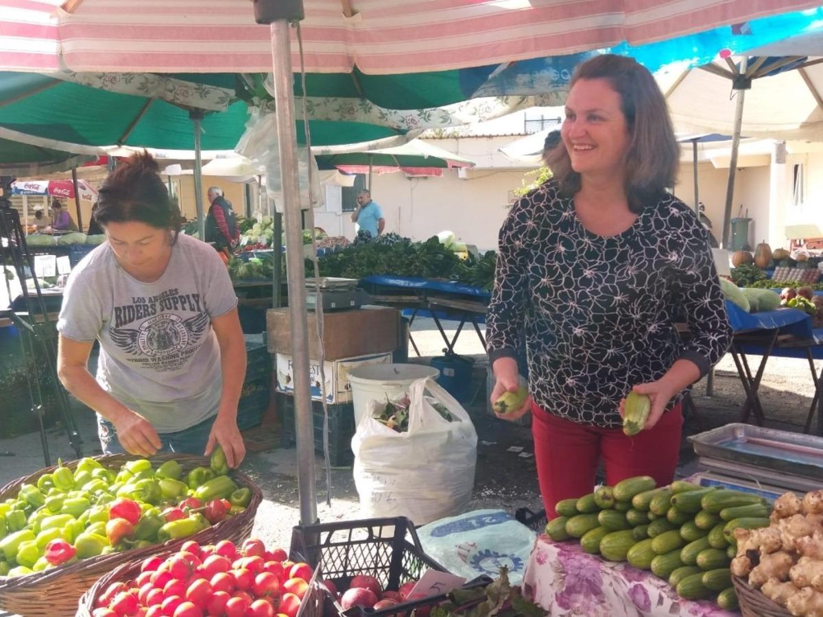 Para kazanmak i&ccedil;in değil T&uuml;rk&ccedil;e &ouml;ğrenmek i&ccedil;in pazarcılık yapıyor