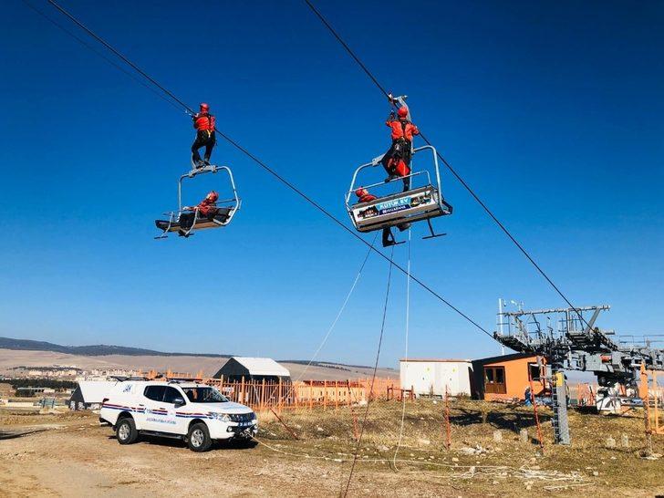 Sarıkamış Kayak Merkezi’nde teleferikte kurtarma tatbikatı G3
