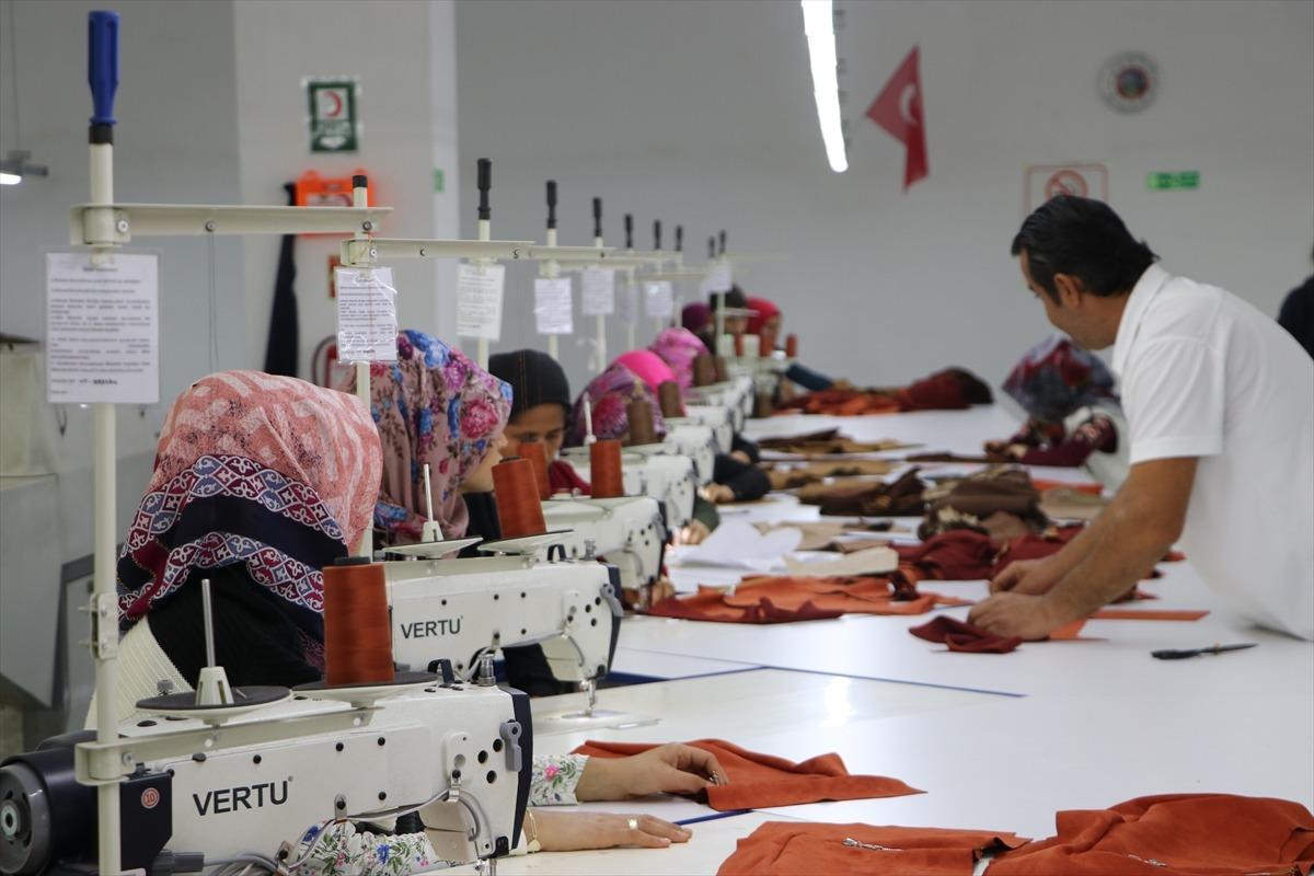 Tekstil at&ouml;lyesine d&ouml;n&uuml;şt&uuml;r&uuml;len garaj işsizlere umut oldu