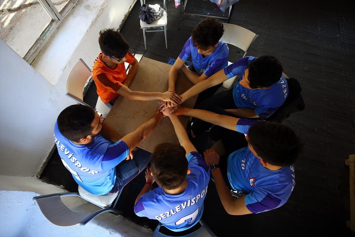 Voleybol tutkusuyla "dağ k&ouml;y&uuml;"n&uuml;n takımını 2. lige taşıdılar