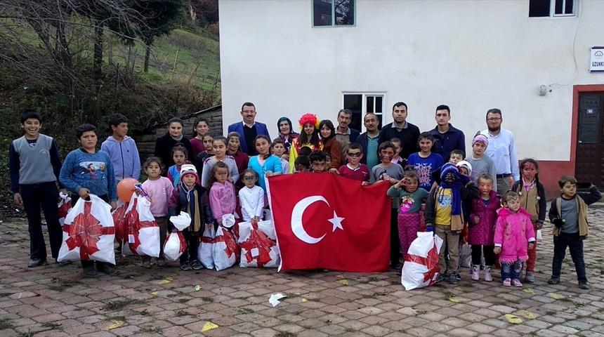Samsun'da k&ouml;y &ccedil;ocuklarının "hediye" sevinci