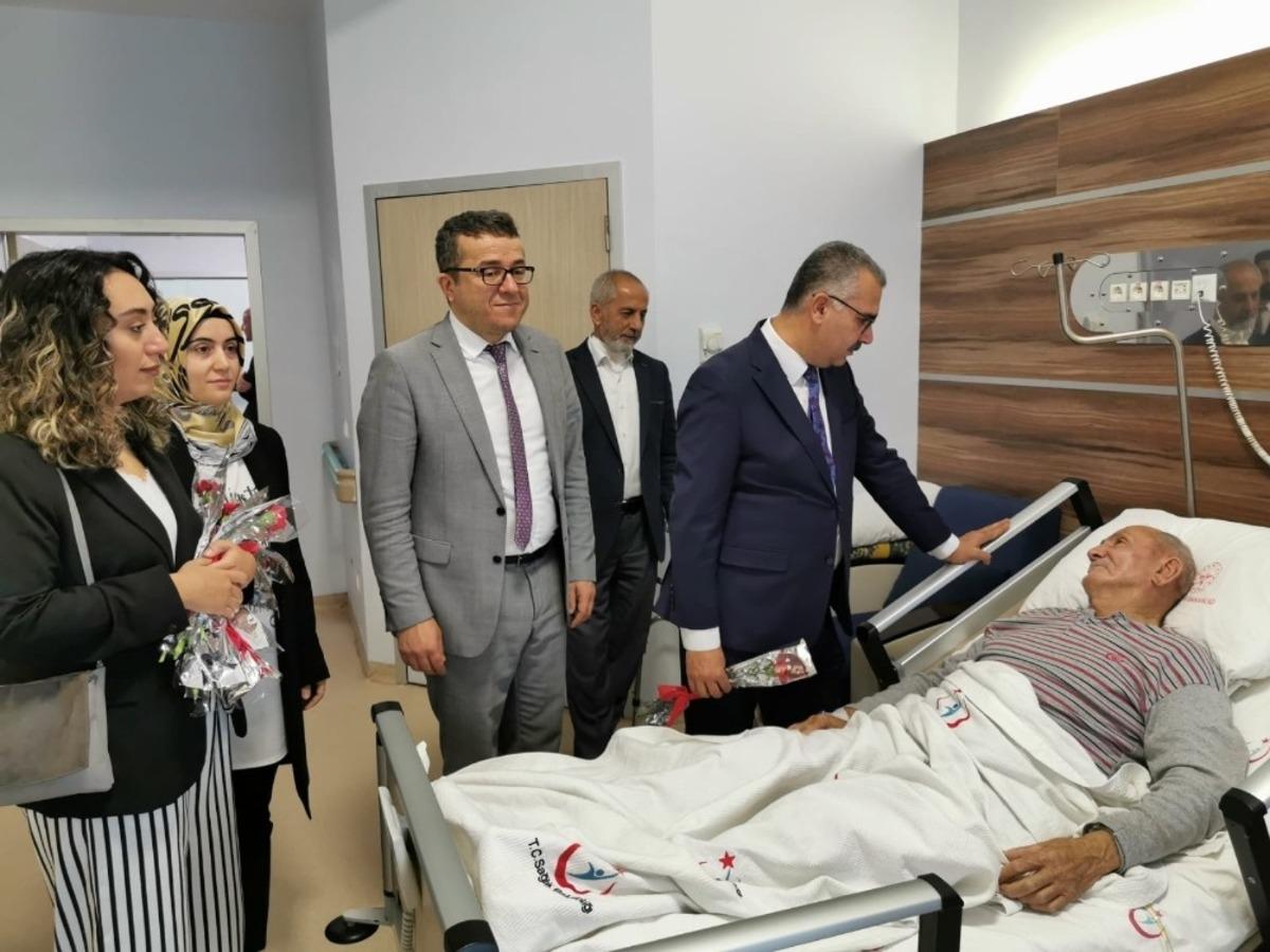 Ahlatcı&rsquo;dan hastalara moral ziyareti