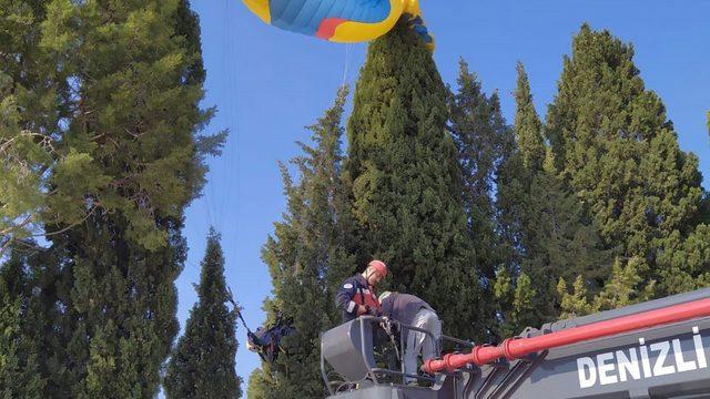 Ağaca asılı kalan yamaç paraşütündeki 2 kişiyi itfaiye kurtardı